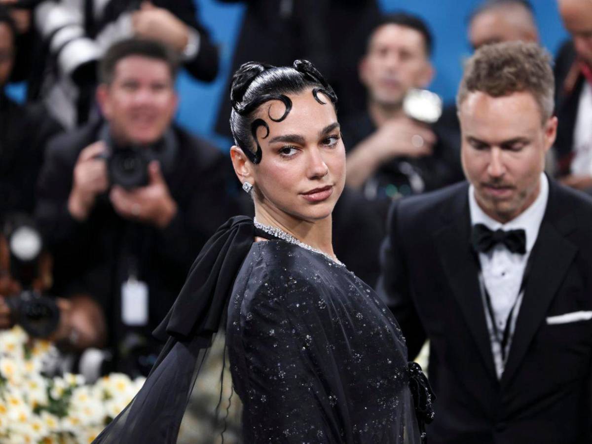 Vestida de negro y con transparencias, así fue el look de Dua Lipa en la Met Gala 2025