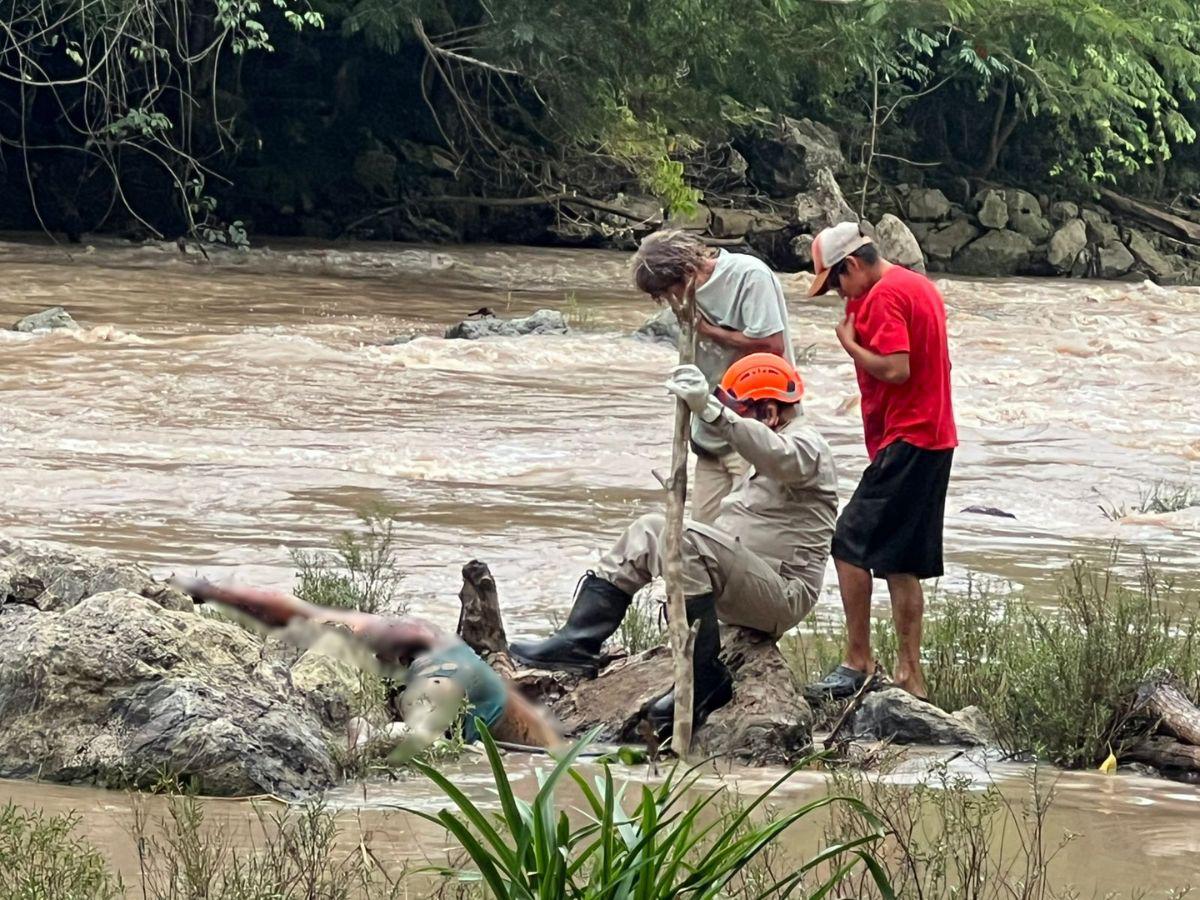Aves de rapiña lo devoraban: rescatan cuerpo en estado de descomposición del río Chamelecón