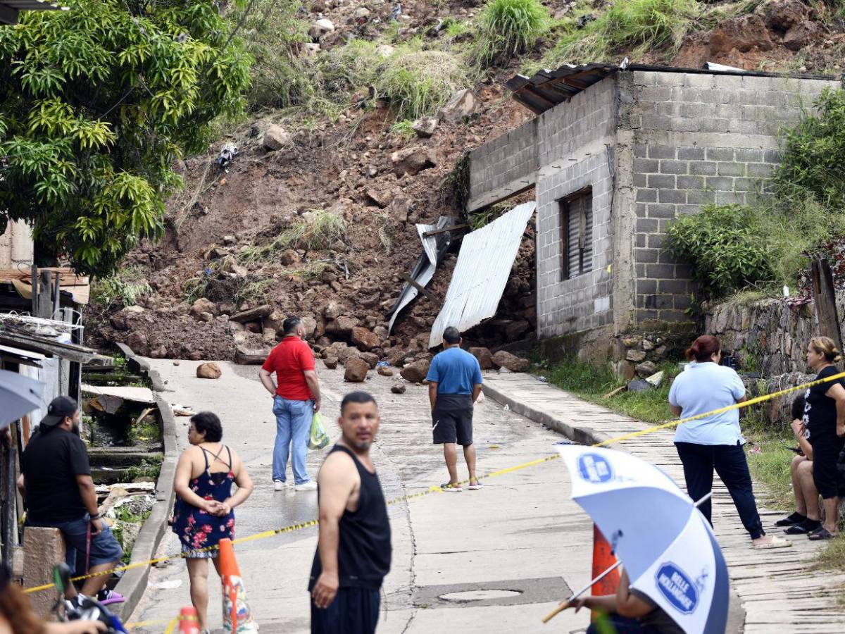 Impotencia y dolor sufren vecinos de El Reparto tras arrasador derrumbe