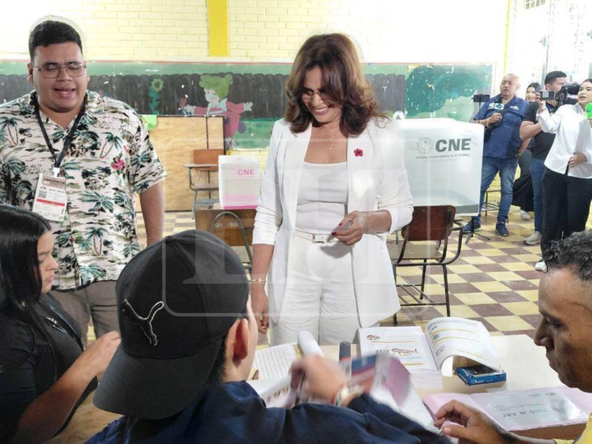 En fotos: Rixi Moncada, la primera candidata presidencial en ejercer su voto