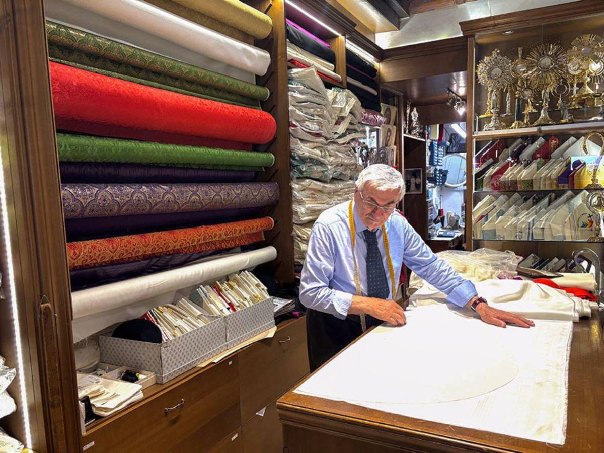 Mancinelli, sastre que viste a los papas, prepara el traje del próximo pontífice