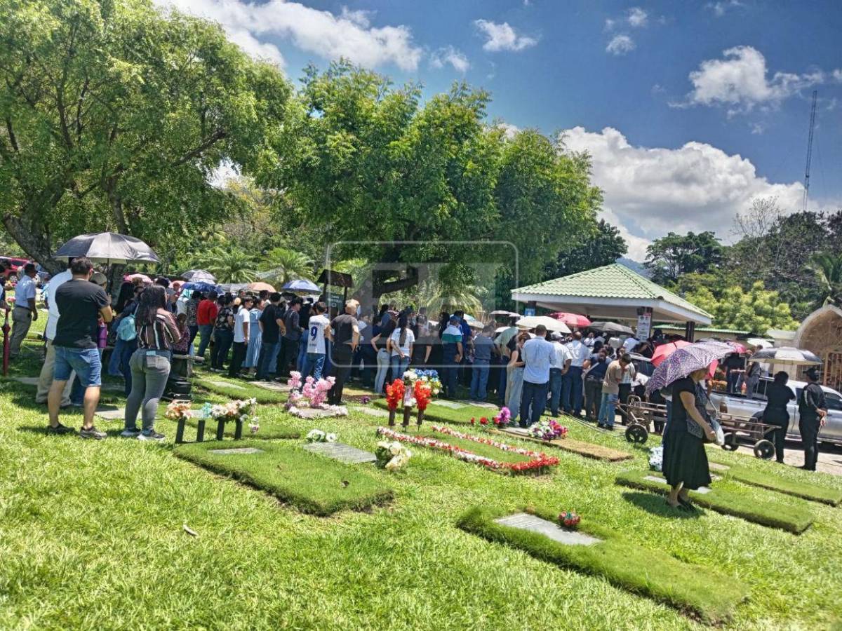 Despedirte duele: El último y doloroso adiós de Víctor Fiallos, director asesinado en Cofradía