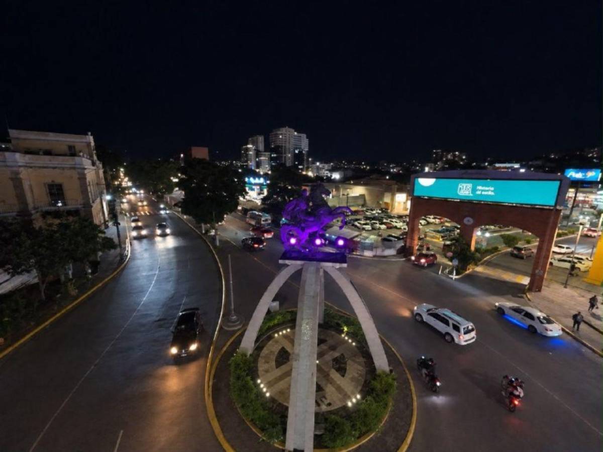 Cáncer de mama: siete plazas de la capital se iluminan de rosa en octubre