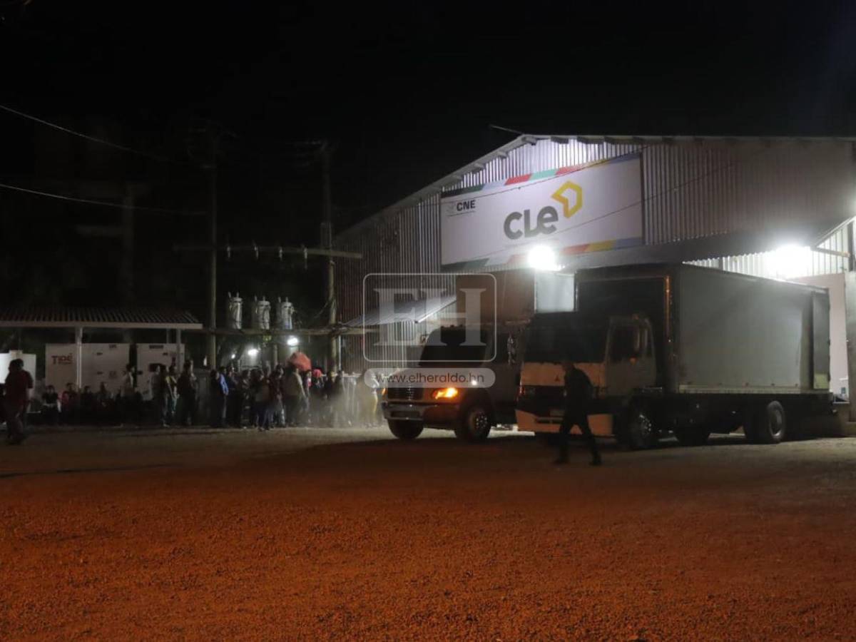 Camiones y logística lista para el inicio del despacho de material electoral