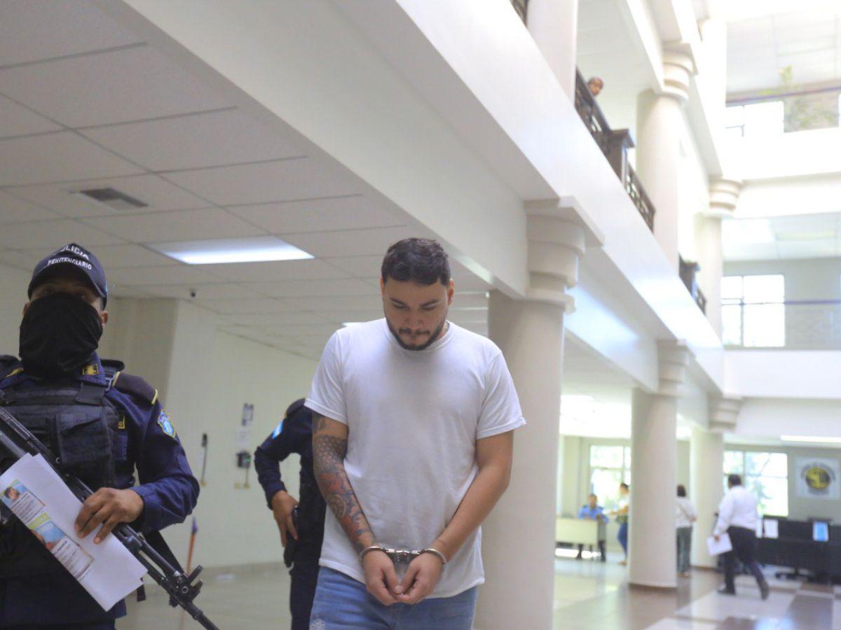 Con beso en la mejilla: así recibieron a Dennis Galván en el juzgado sus familiares