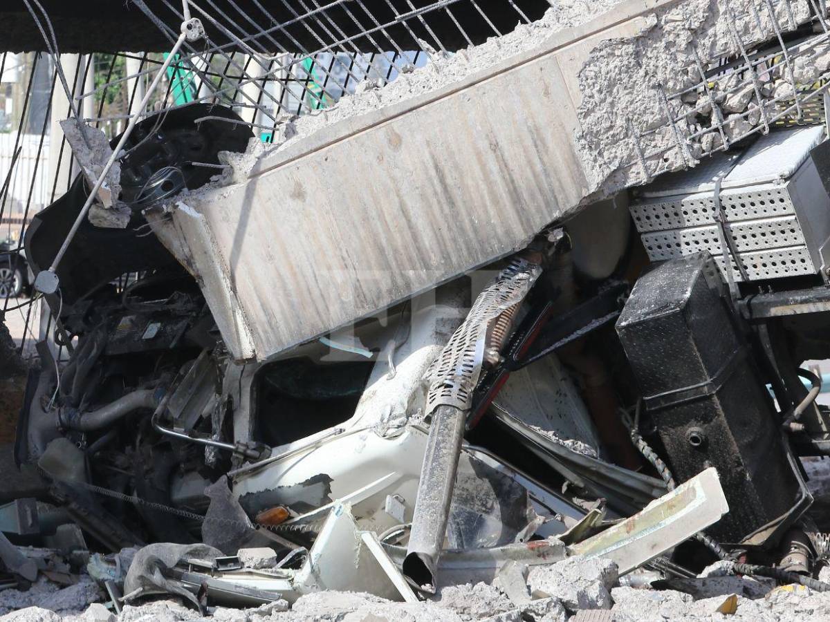 Así quedó el dragón, maquinaria que cayó tras desplomarse puente a desnivel Juan Manuel Gálvez