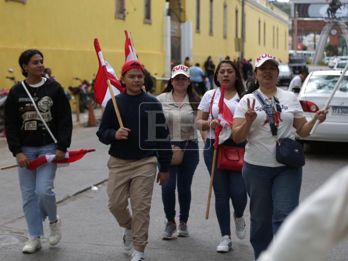 Exigen transparencia y voto por voto: liberales protestan en las afueras del CNE