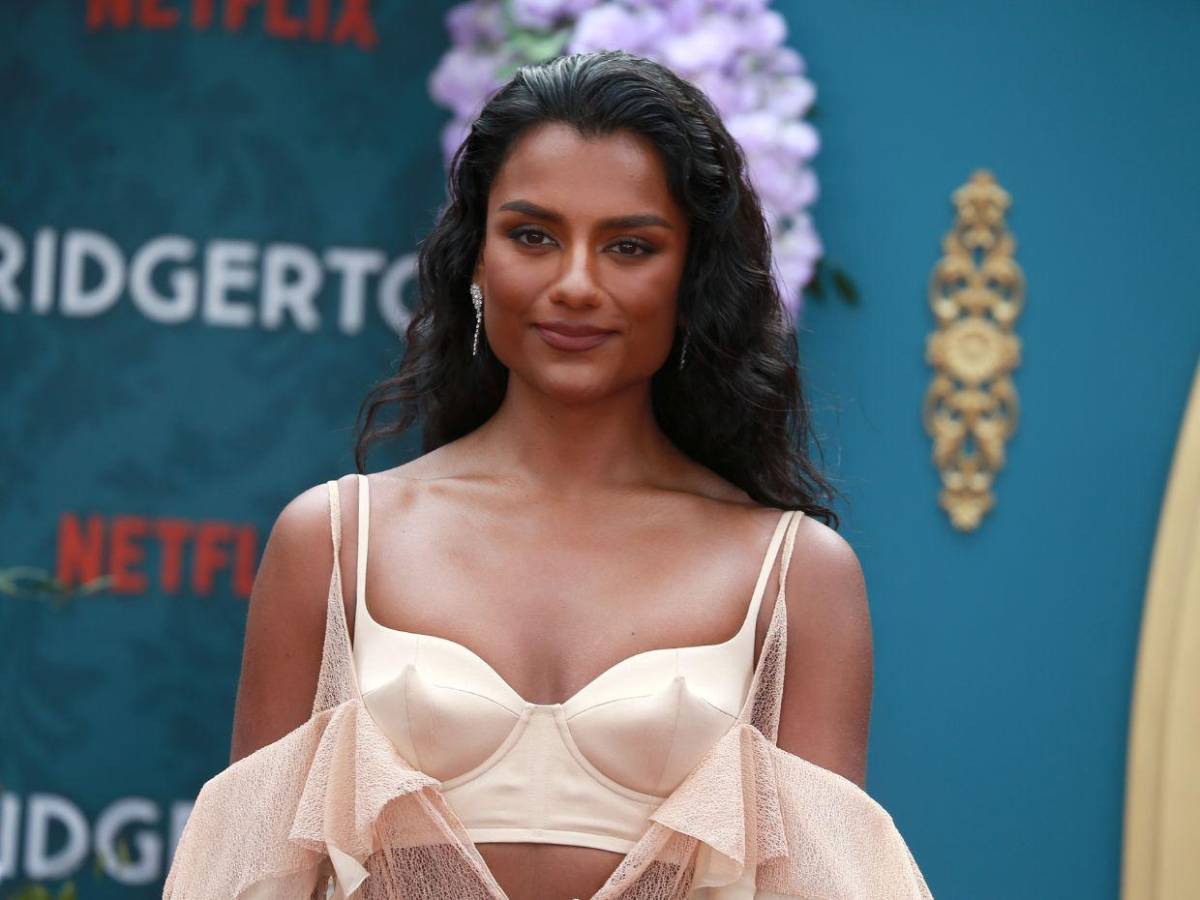 Simone Ashley se suma al elenco de El diablo viste a la moda 2