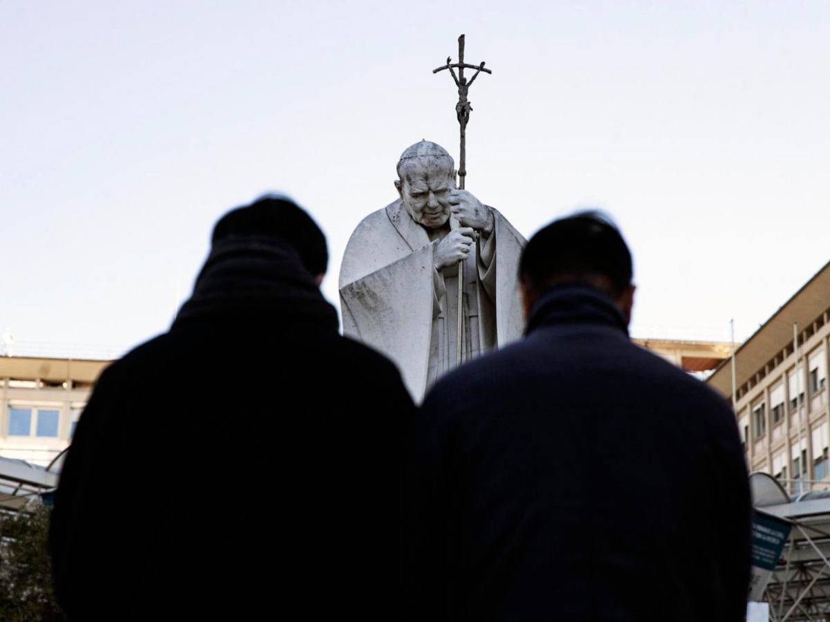 Fieles rezan frente hospital donde está el papa Francisco, que se mantiene estable