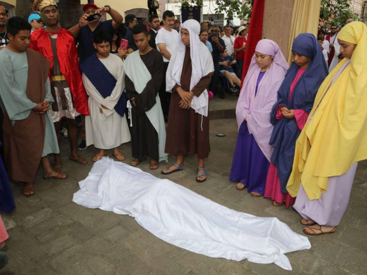 En Fotos: la agonía en la crucifixión de Jesús durante el Vía Crucis de Viernes Santo
