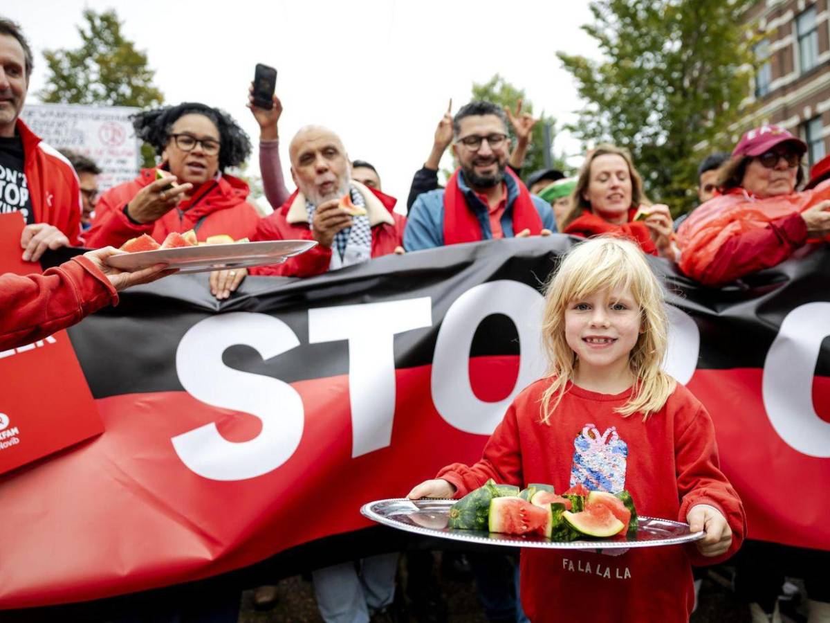 250 mil personas llenan las calles de rojo en Ámsterdam para exigir medidas contra Israel