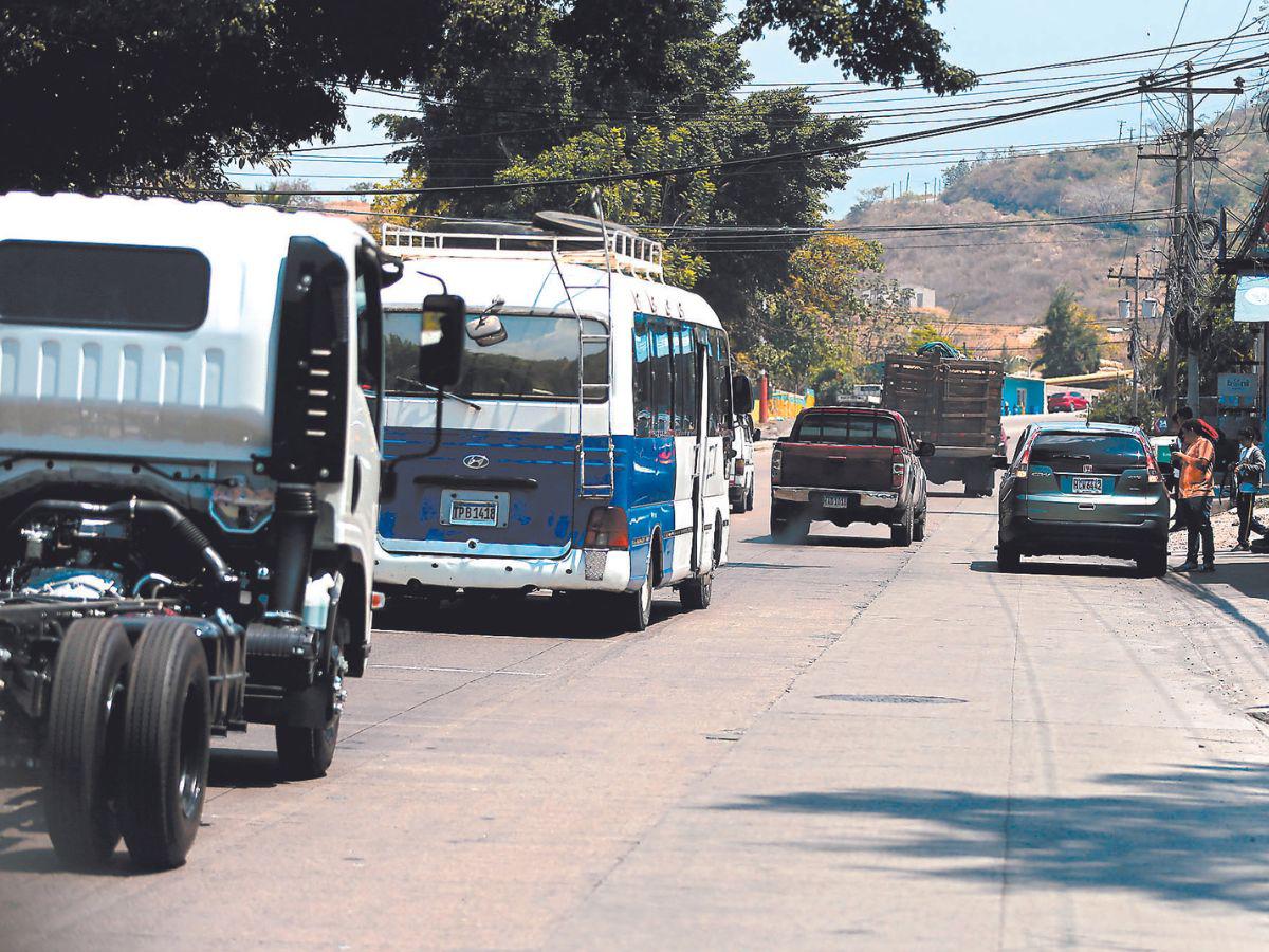 Tráfico vehicular en salidas de la capital afecta municipios turísticos