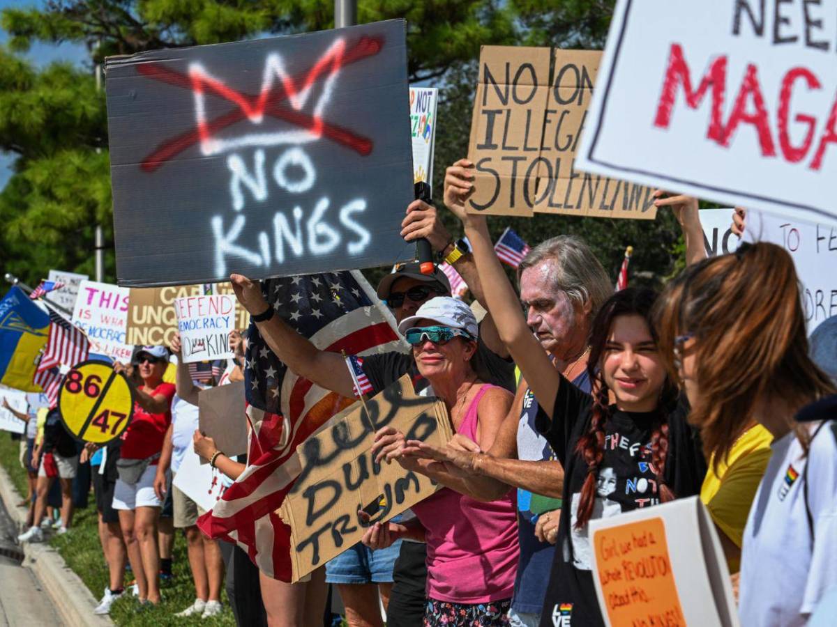 Miles de personas en todo EE.UU. protestan contra Trump: No queremos Reyes