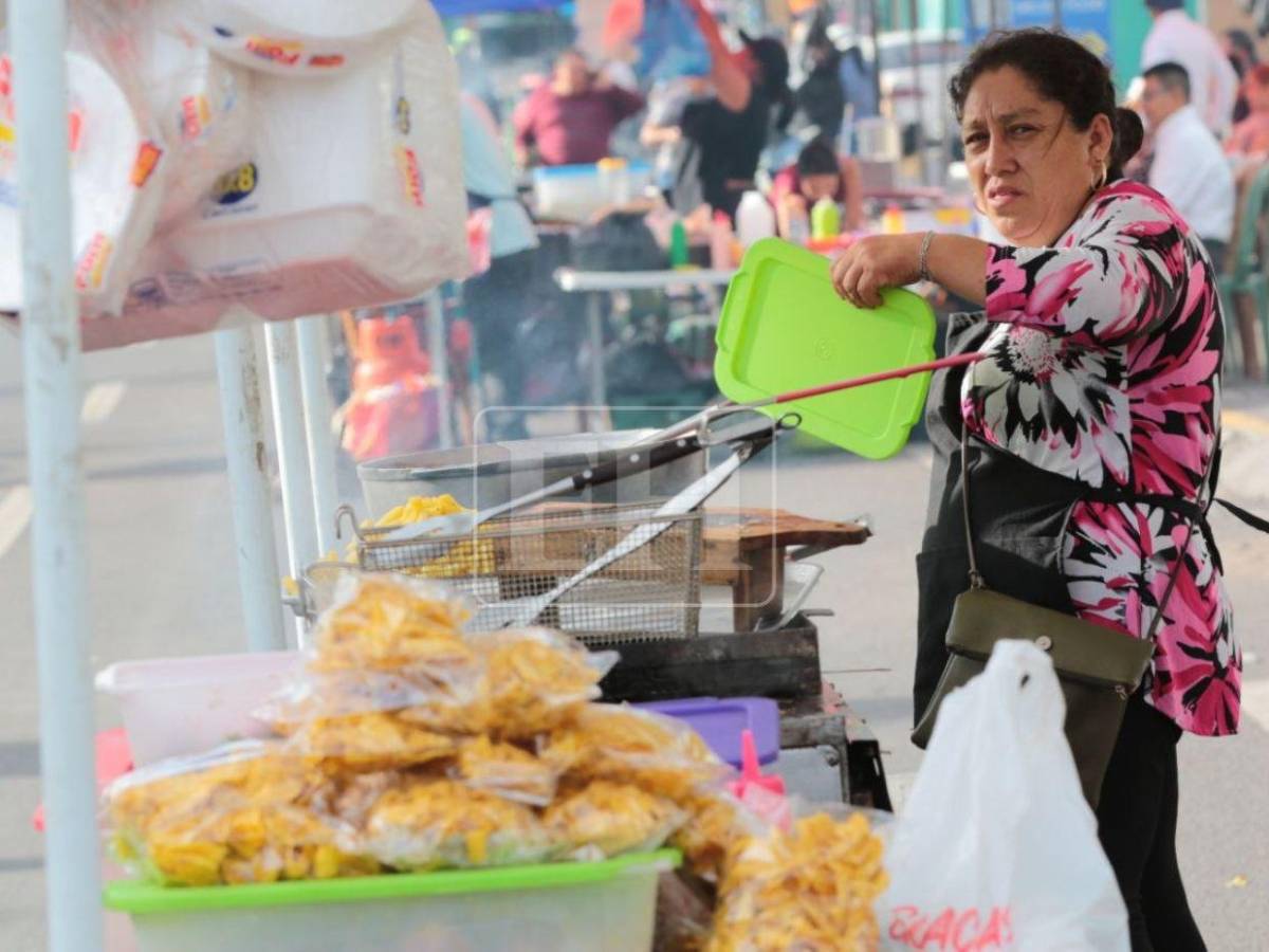 Emprendedores aprovechan los desfiles patrios para llevar sabor y color a las calles