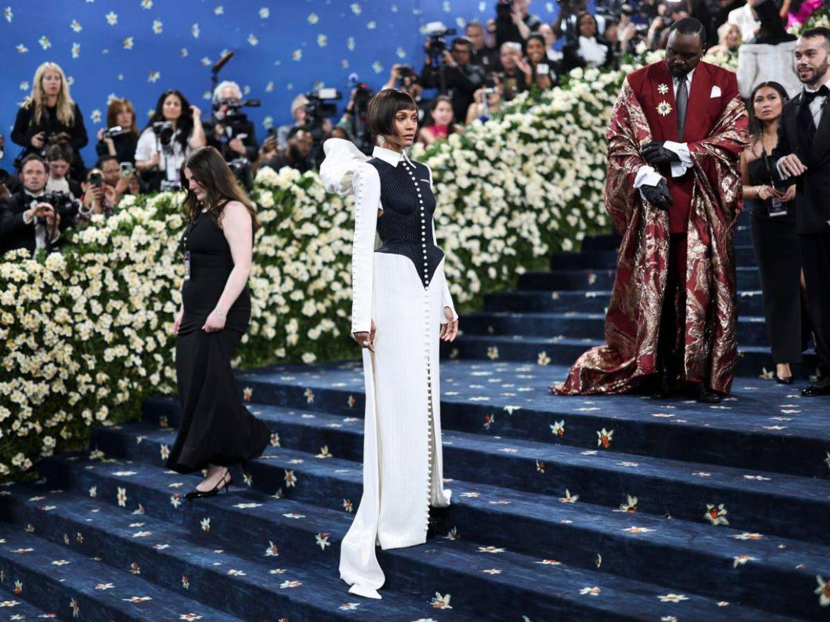 Zoe Saldaña impone estilo en la Met Gala 2025 con diseño bordado y nuevo look