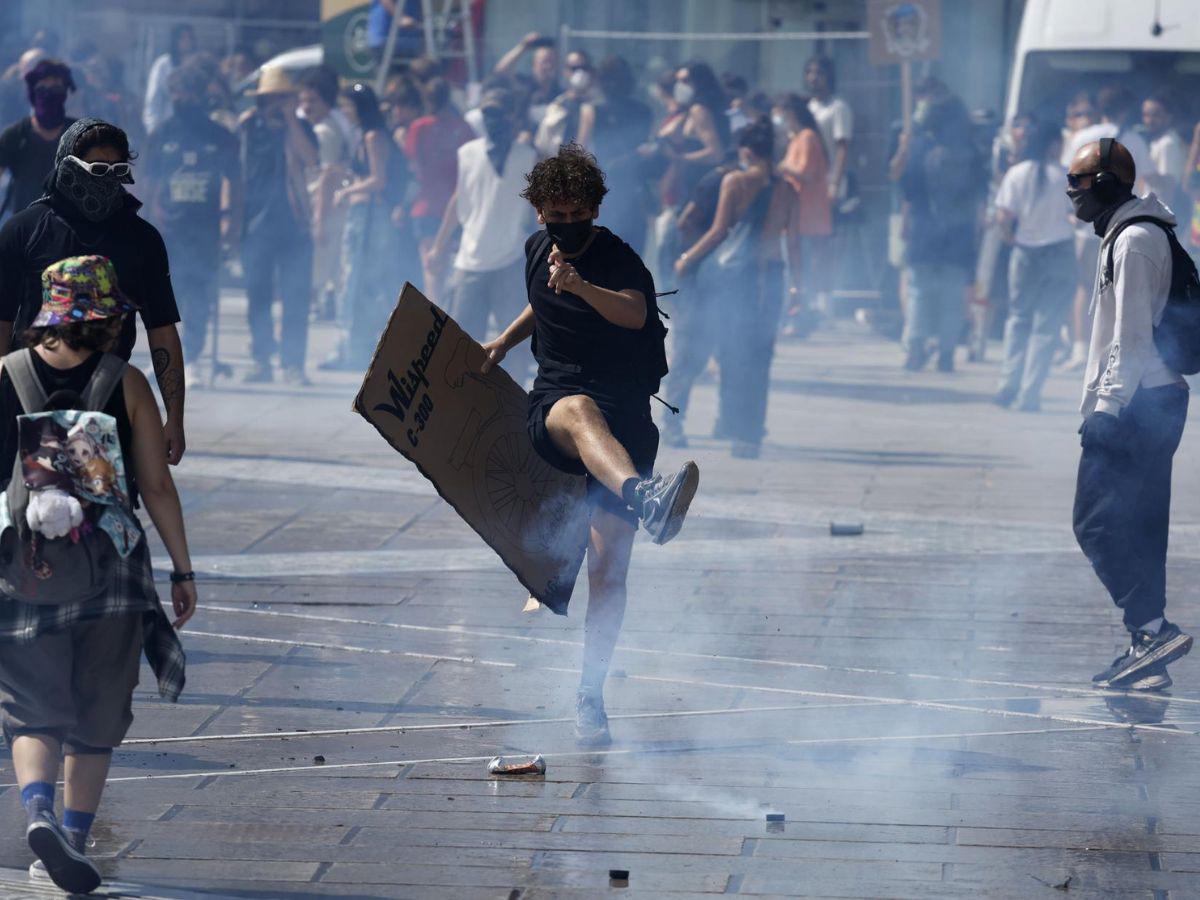 Manifestaciones en Francia: 200 detenidos y bloqueos en autopistas y trenes