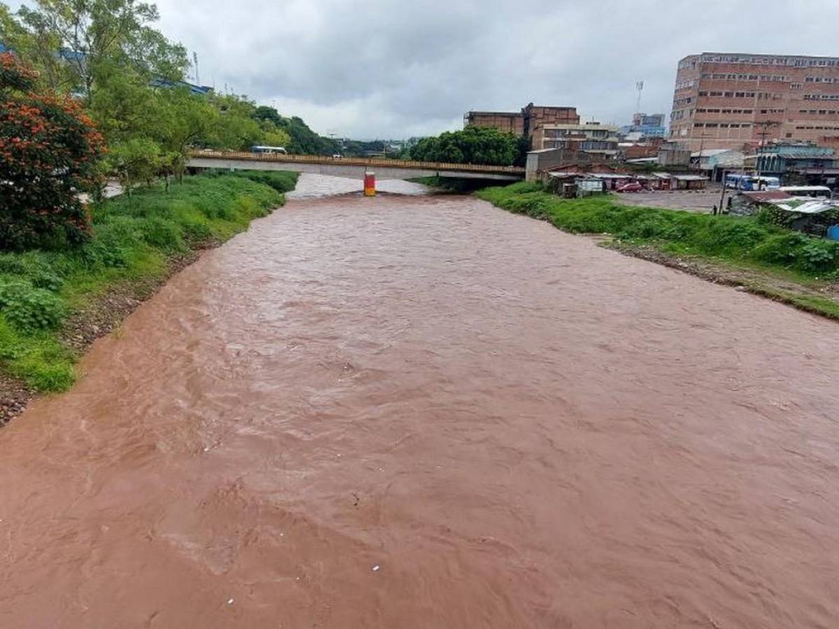 Encienden sirenas de alerta por alto nivel del río Choluteca en la capital