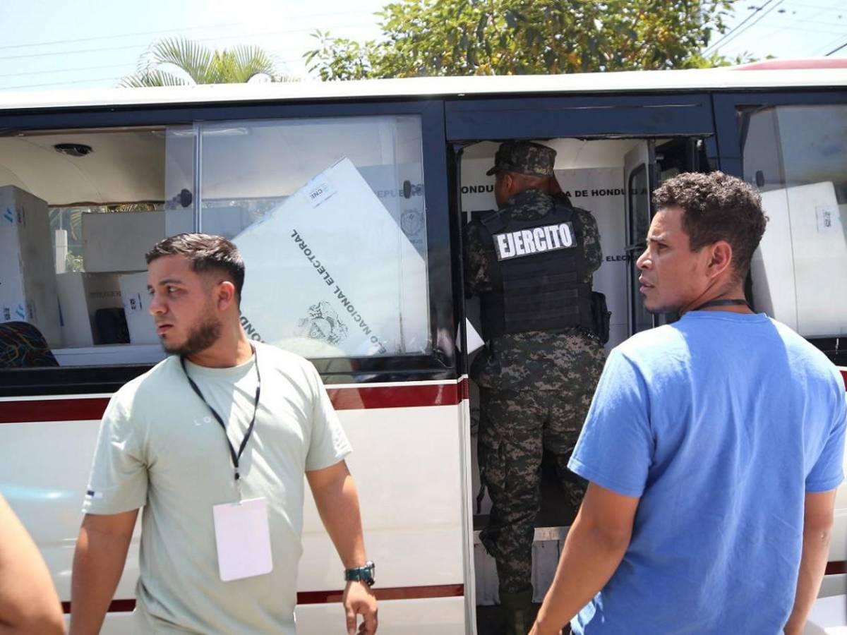 Con cinco horas de retraso, apenas inicia traslado de material electoral en algunos sectores