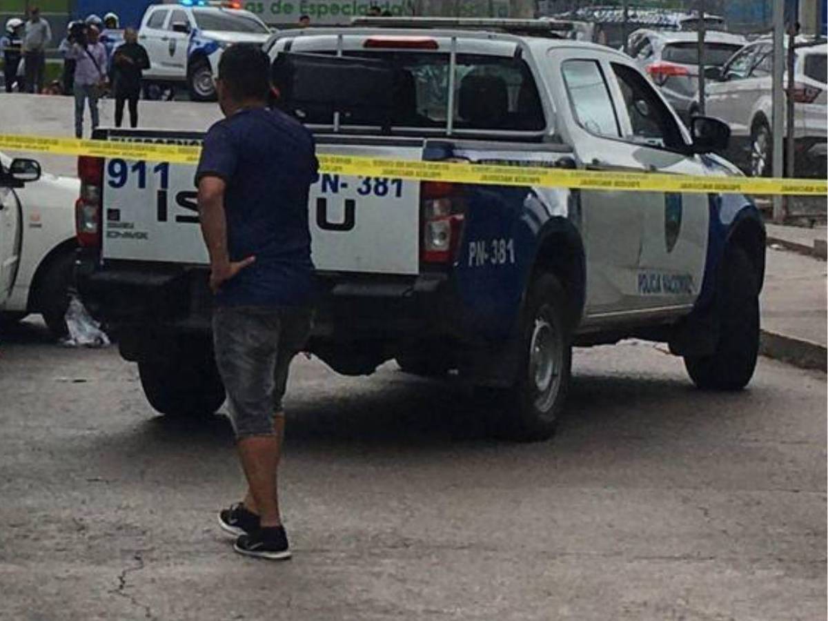 Entre llanto y dolor, familiares identifican a taxista asesinado en La Reforma