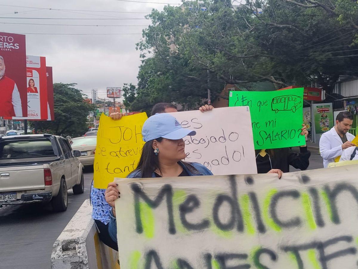 “Ni JOH se atrevió a tanto”: médicos en protestas por falta de pagos envían fuertes mensajes