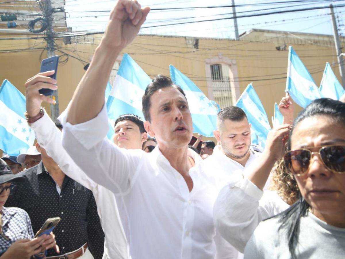 ¡Fuera el familión!: Militantes del Partido Nacional protestan en apoyo a consejeras del CNE