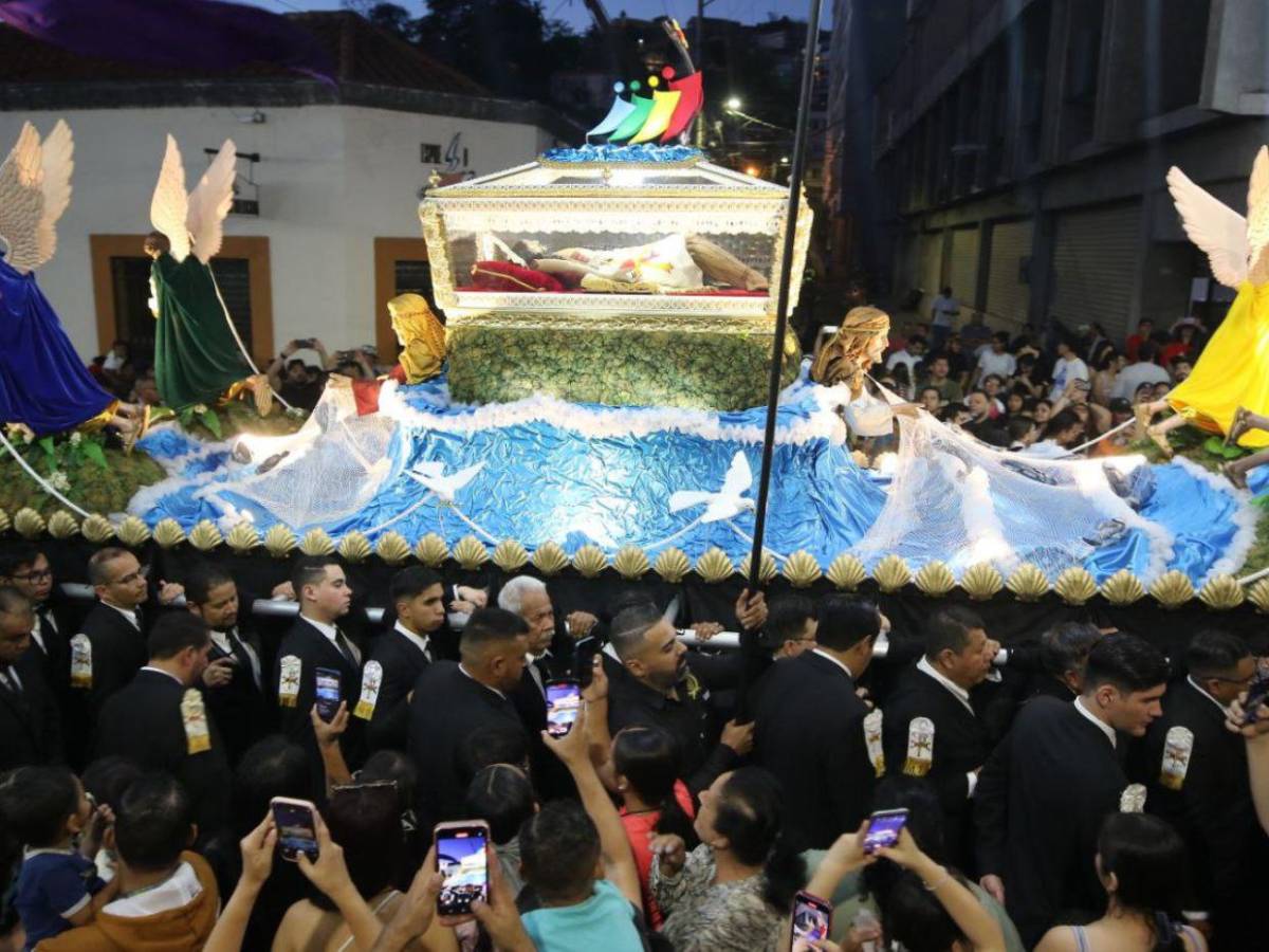Así se desarrolló la solemne procesión del Santo Entierro en la capital