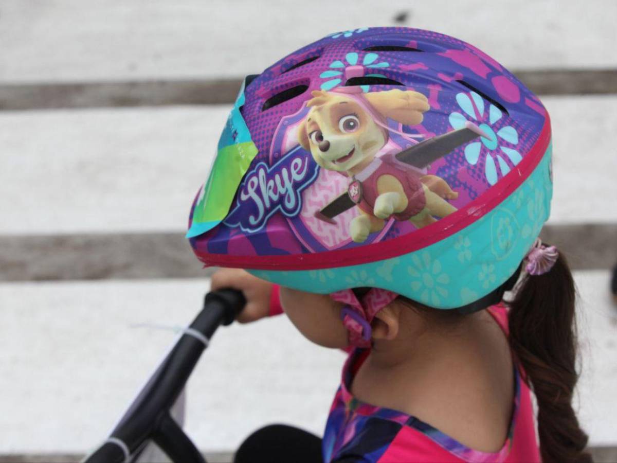 Cascos geniales y divertidos lucen los peques en la Vuelta Infantil 2025