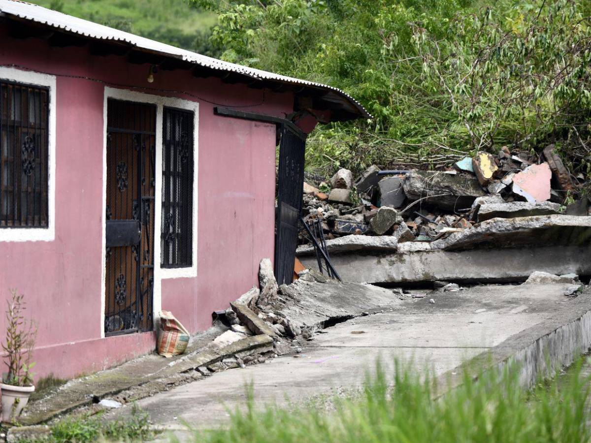 Impotencia y dolor sufren vecinos de El Reparto tras arrasador derrumbe