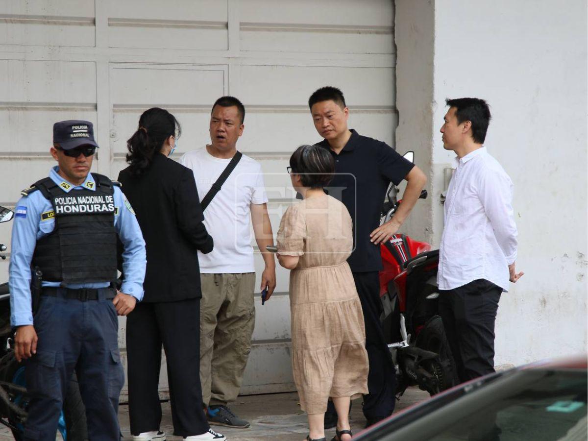 Le disparó en la cabeza: guardia mató a adolescente chino dentro de su negocio en la 21 de Febrero