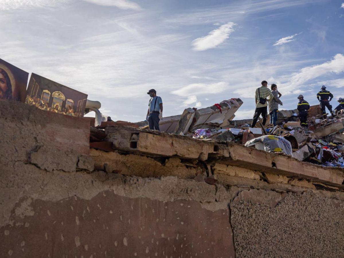Dolorosas fotos: continúan los intentos de rescatar sobrevivientes tras terremotos en Venezuela