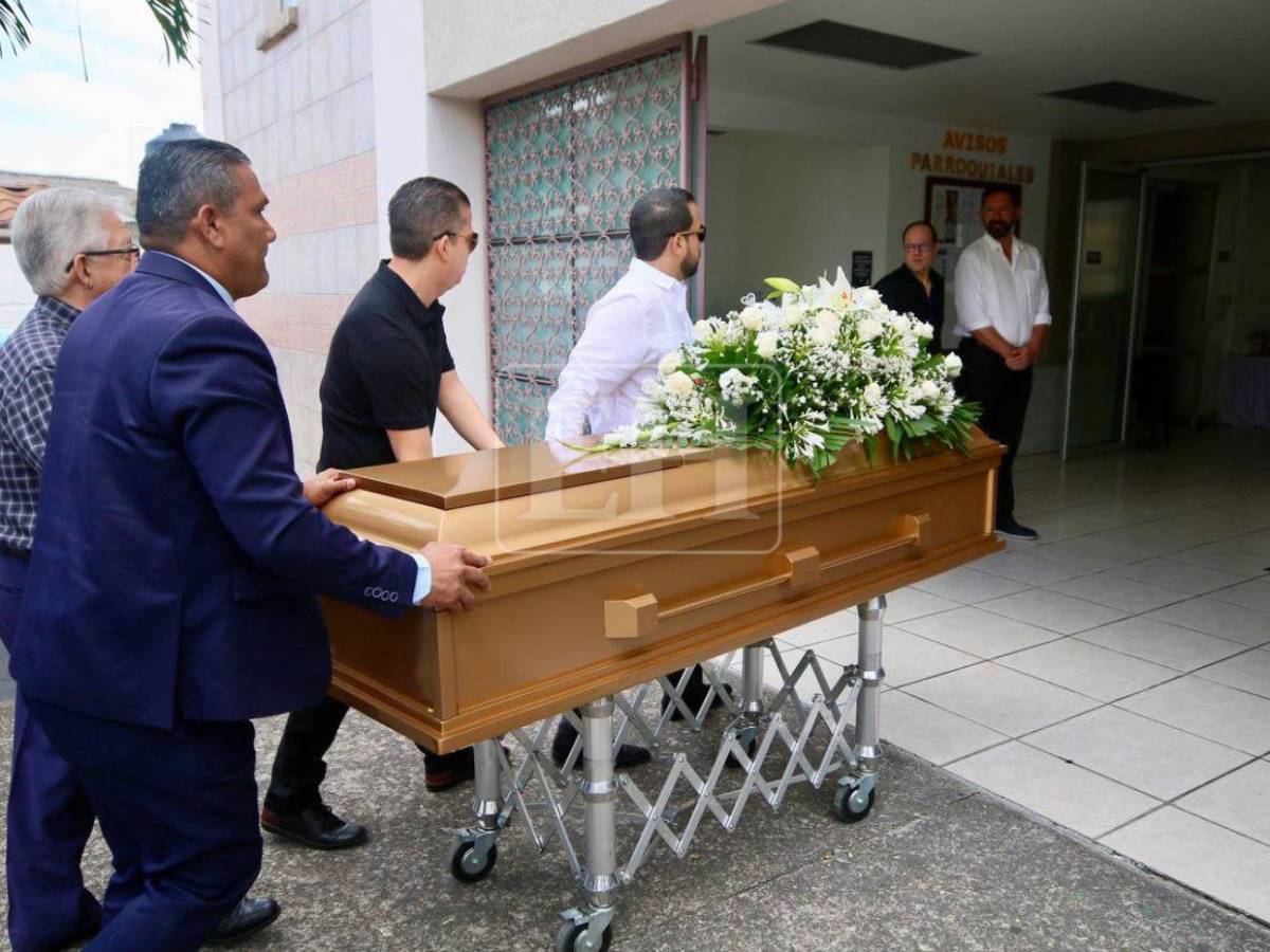 Entre lágrimas y flores, familiares despiden a la chef Sandra Díaz del Valle