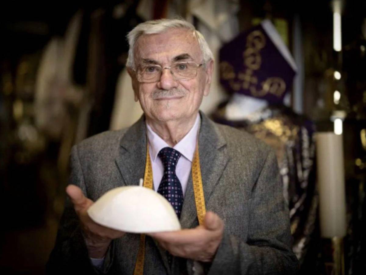 Mancinelli, sastre que viste a los papas, prepara el traje del próximo pontífice