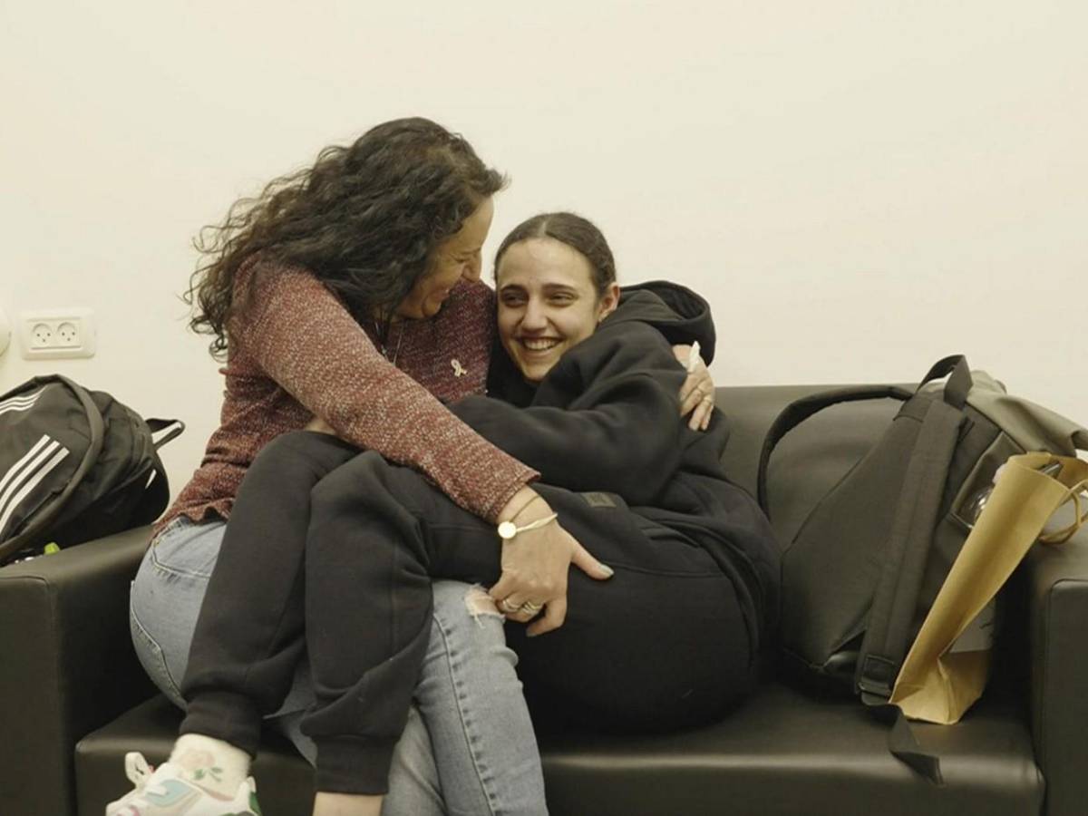 Dramático reencuentro entre rehenes liberadas por Hamás y sus familias