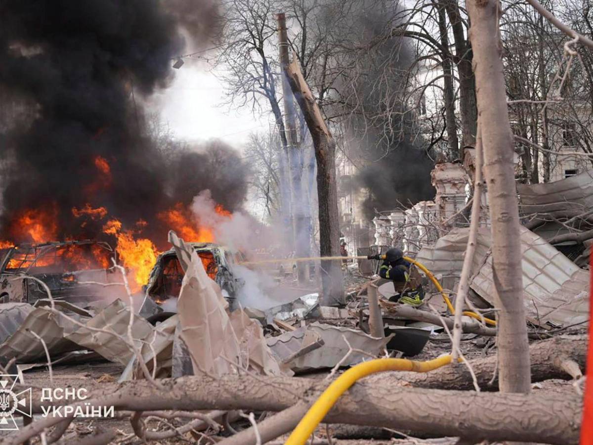 Impactantes y crudas imágenes del ataque ruso a Sumy que deja más de 30 muertes Impactantes y crudas imágenes del ataque ruso a Sumy que deja más de 30 muertes