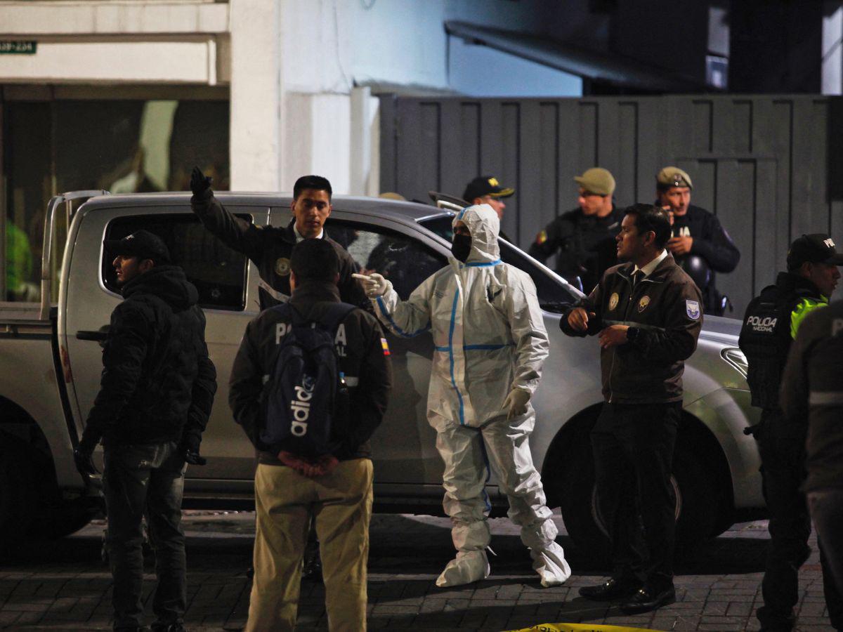 Vista del automóvil en el que viajaba el candidato presidencial Fernando Villavicencio cuando fue asesinado a tiros después de un mitin en Quito, el 9 de agosto de 2023.