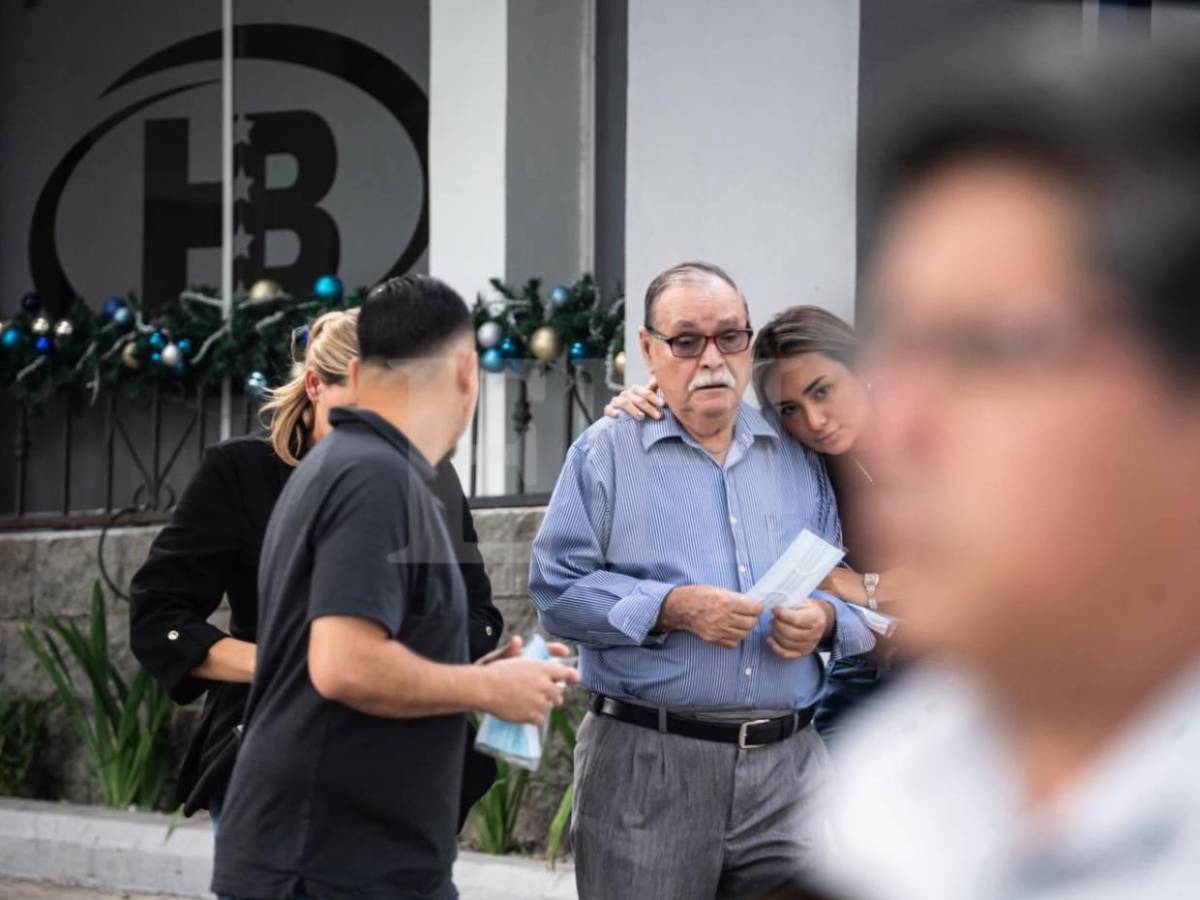 Tristeza y rostros desencajados: Familiares de Orinson Amaya llegan a la clínica donde falleció