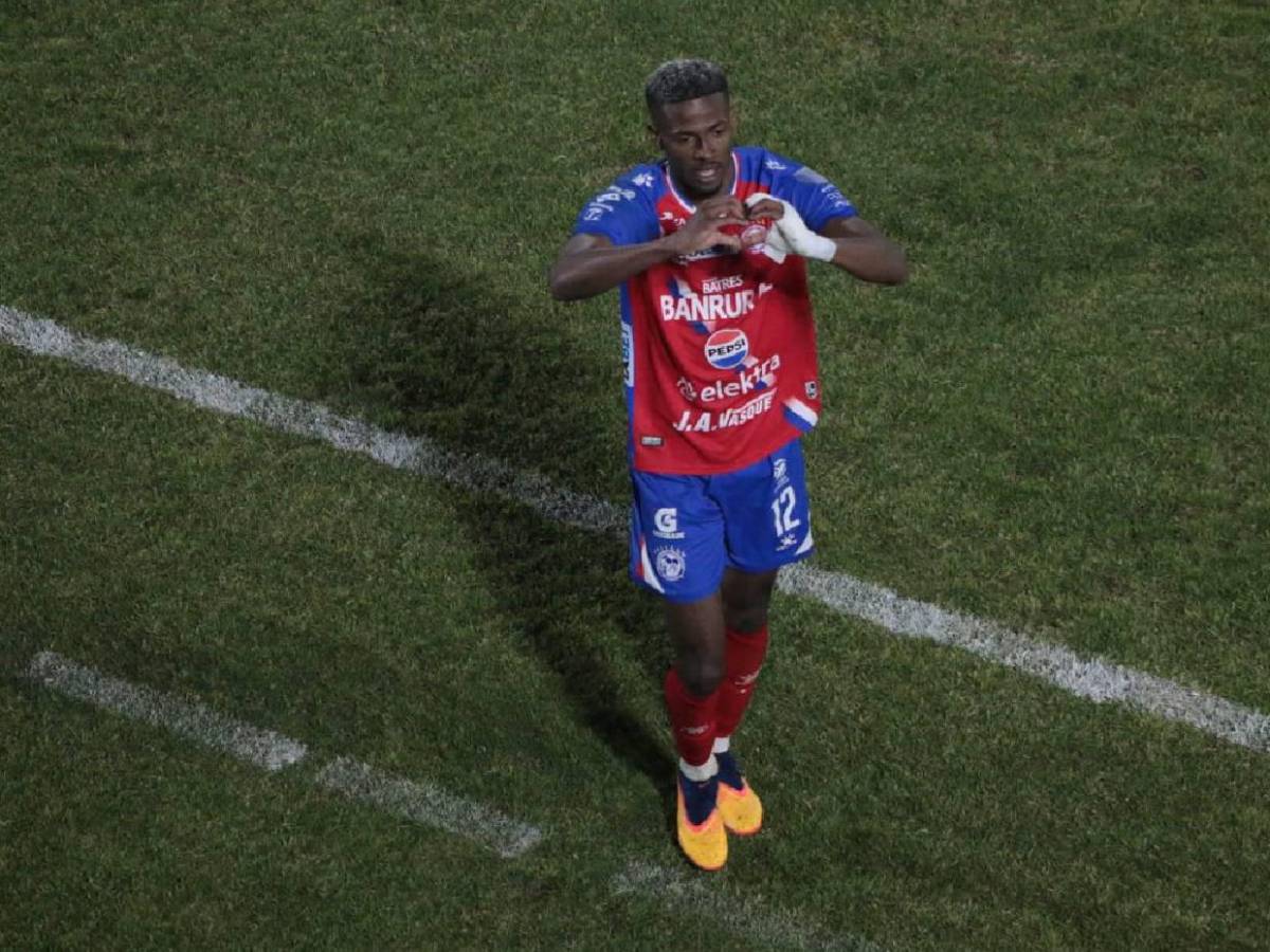 Linda chica engañó a futbolista y se metió con su tío: El grave escándalo que sacude Costa Rica