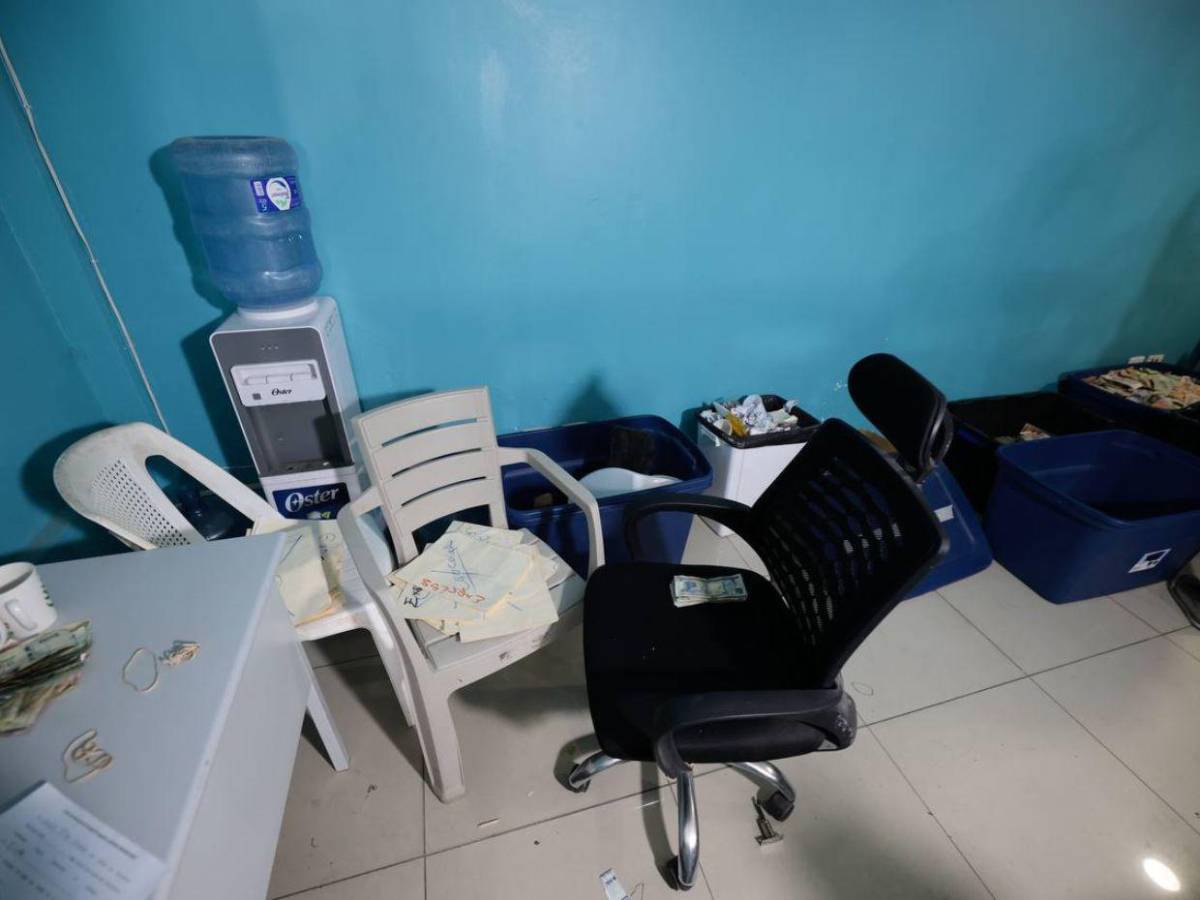 En el techo de oficina de Iván Velásquez hallan 1.8 millones de lempiras