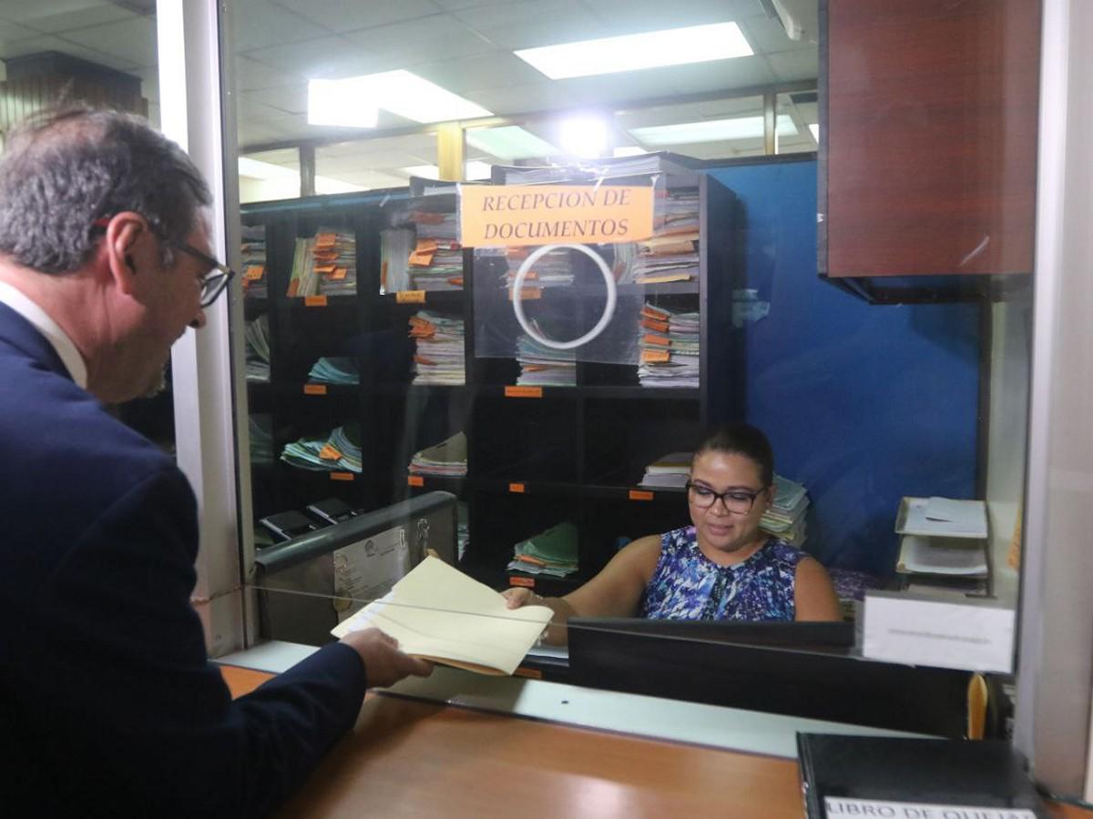 Mario Urquía interpone recurso de amparo ante CSJ por quedar fuera de elección de Fiscal General