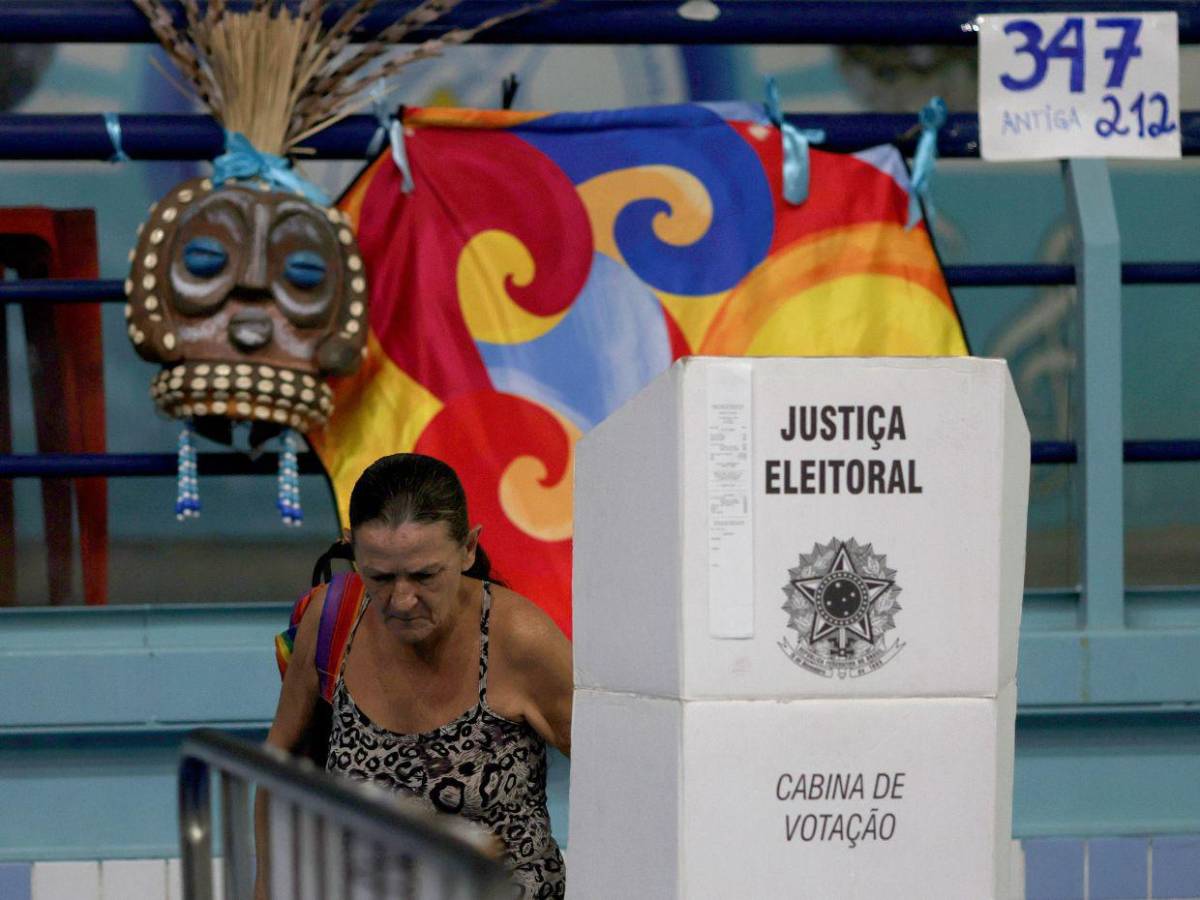 Votantes brasileños definen su futuro político en una segunda vuelta entre Lula y Bolsonaro