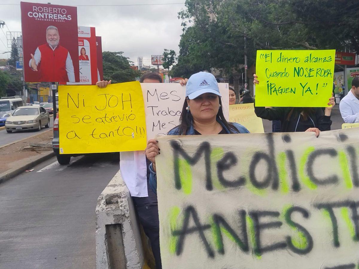 “Ni JOH se atrevió a tanto”: médicos en protestas por falta de pagos envían fuertes mensajes