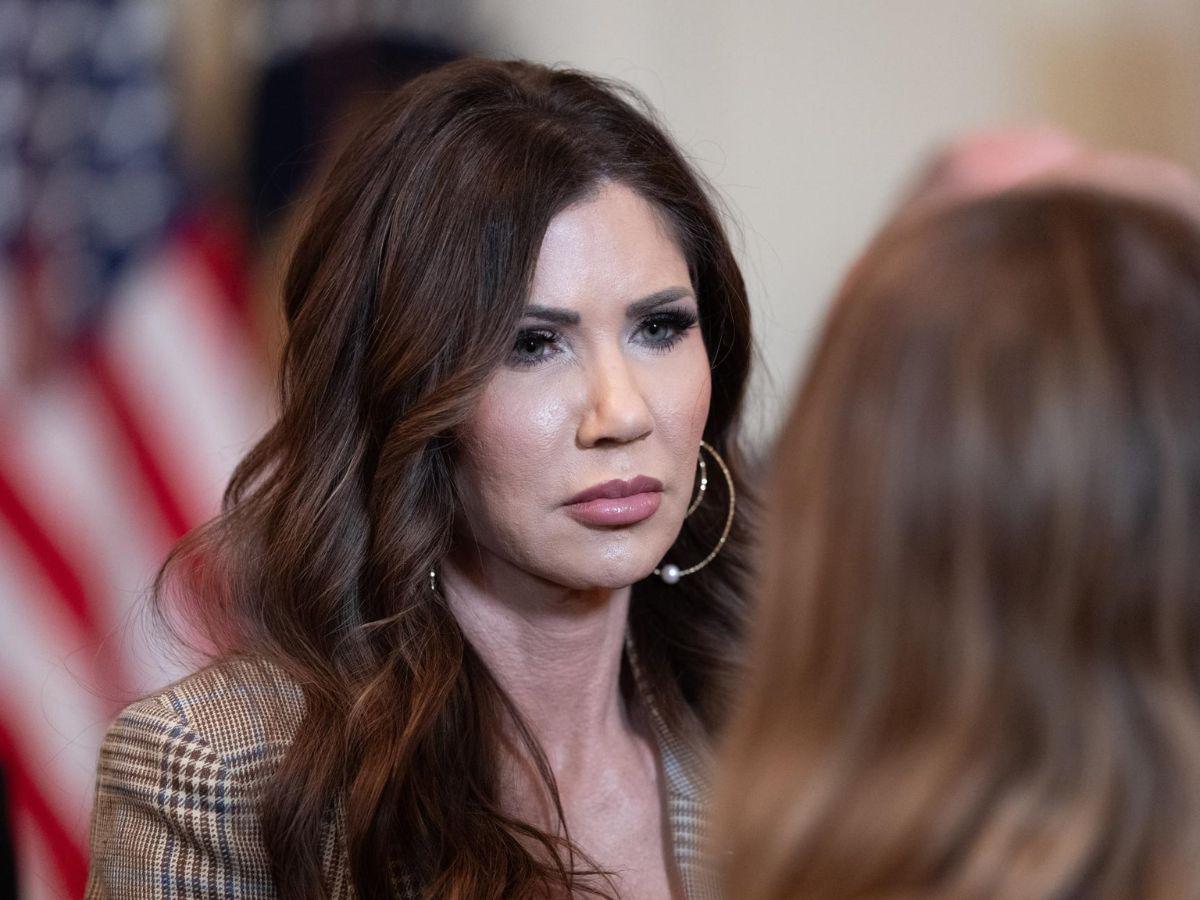 ¿Quién es Kristi Noem, la exsecretaria de Seguridad Nacional destituida por Trump?