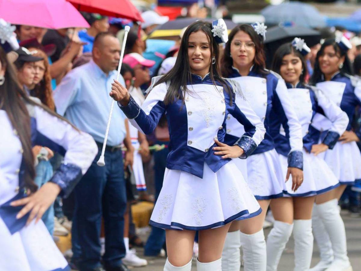 Con preparadas coreografías y atuendos cívicos, palillonas del Hibueras rindieron honor a la patria