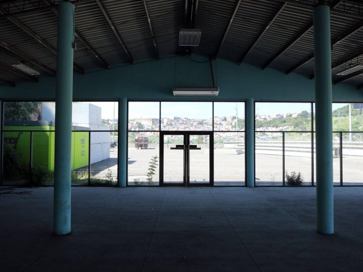 Desolada y sin avances: así luce la abandonada terminal de buses de Perisur