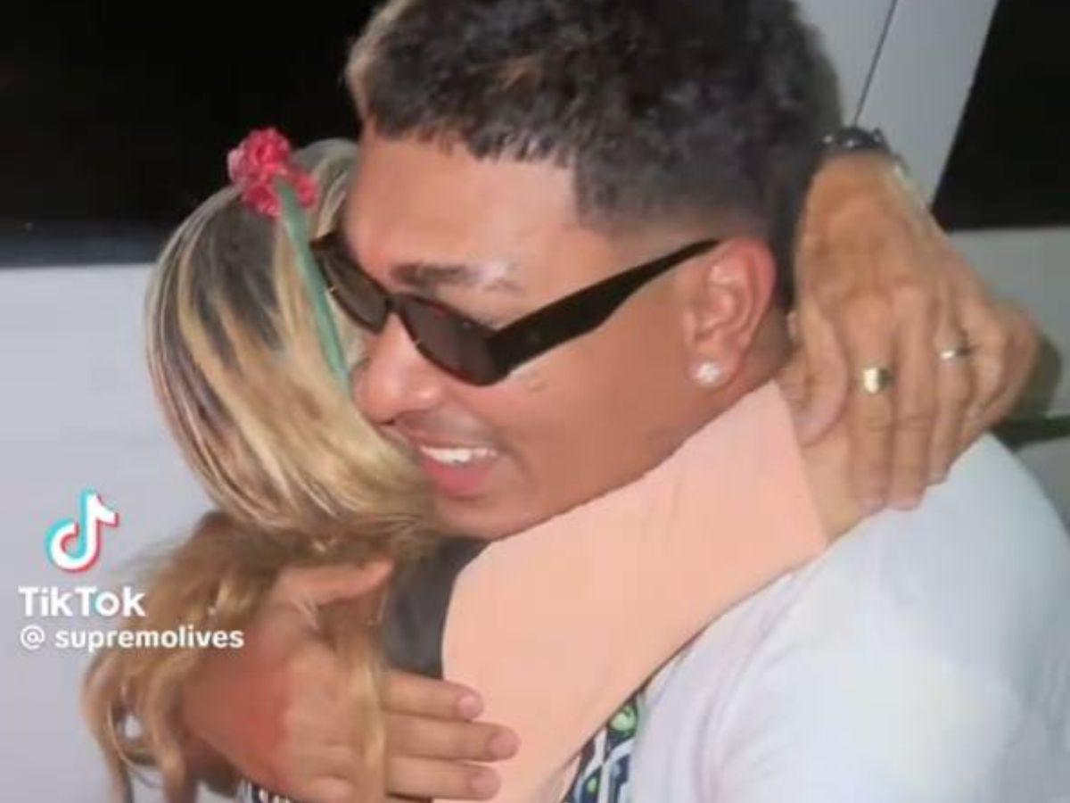 Supremo halla a abuela que vendía chicles en partido de tiktokers y se viralizó: ¿qué le regaló?