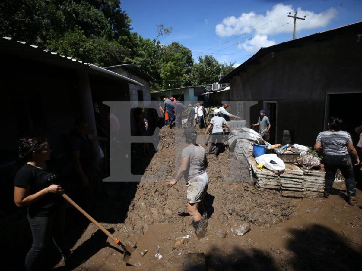 Casas inundadas y carros volcados: el caos en Río Abajo por las lluvias