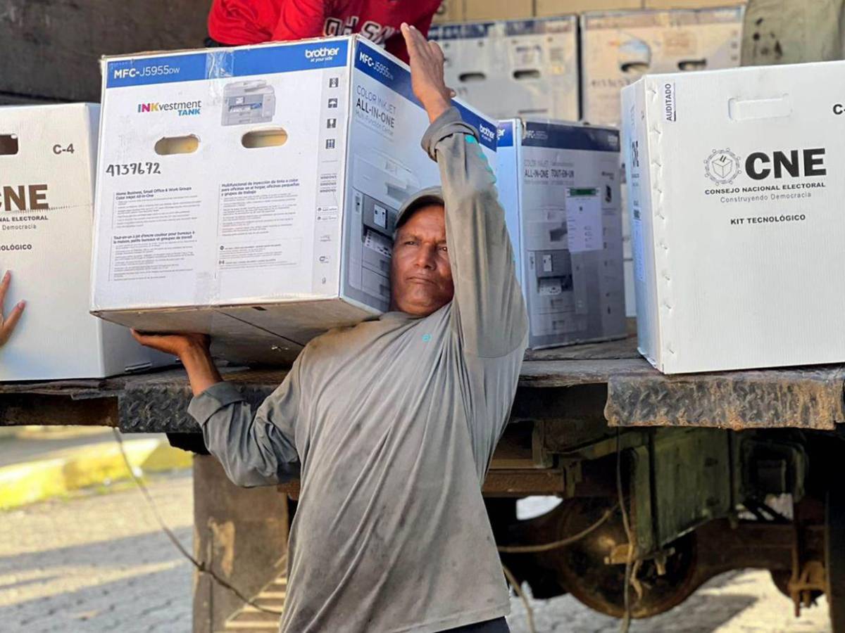 Continúa la distribución de material electoral en los diferentes centros de Cortés