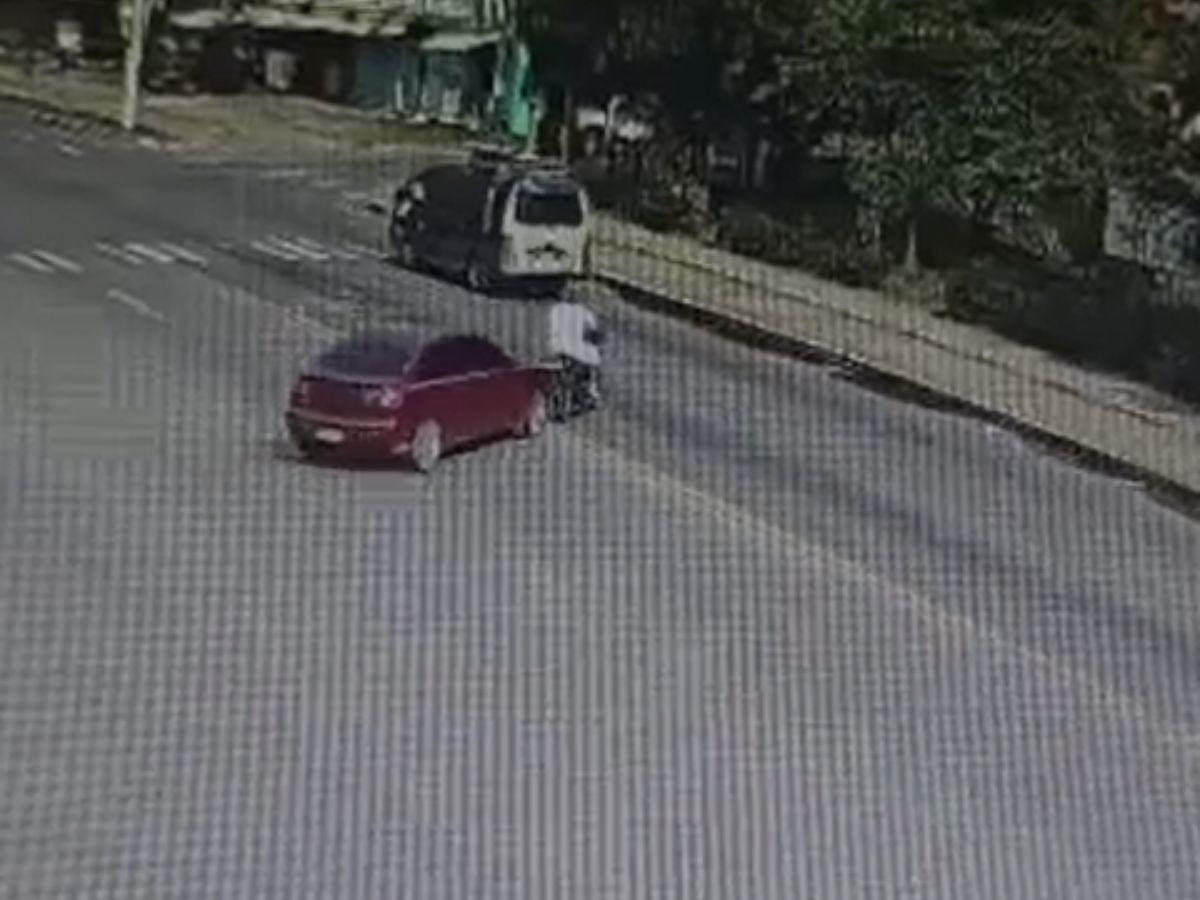 Cámaras captan el momento en que una mujer siguió y atropelló a su expareja tras una discusión