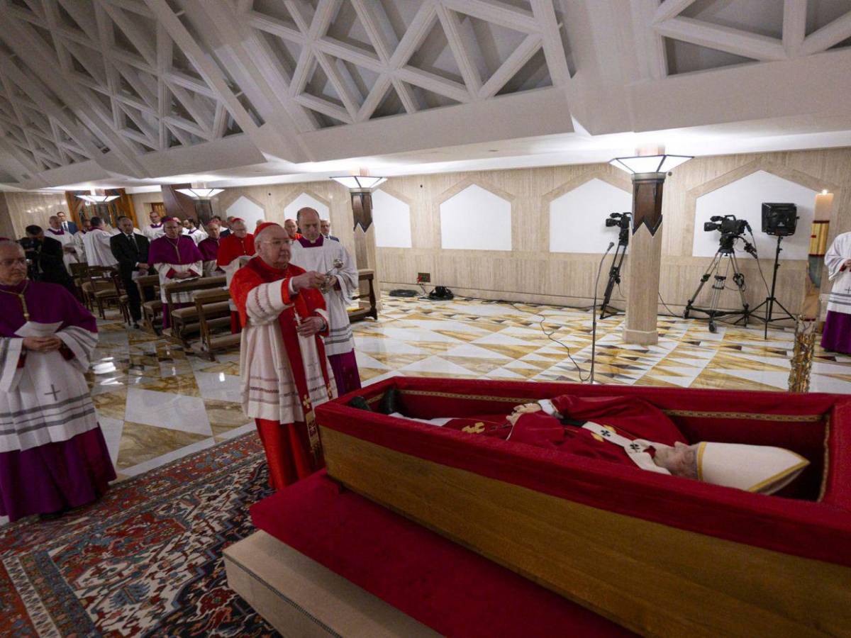 Con su rosario en mano: Las primeras imágenes del papa Francisco en su ataúd Con su rosario en mano: Las primeras imágenes del papa Francisco en su ataúd