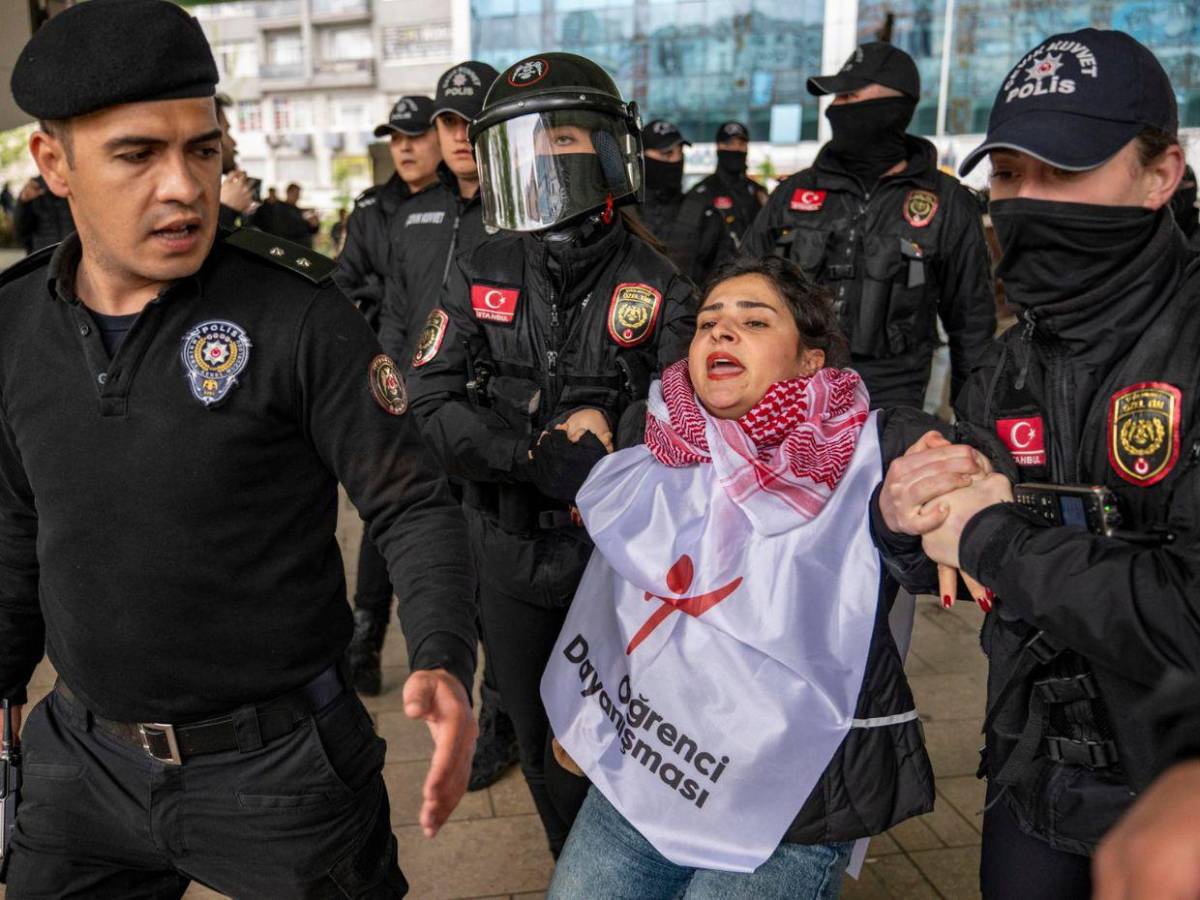 Entre golpes y detenciones, Estambul se suma a la marcha en el Día del Trabajador